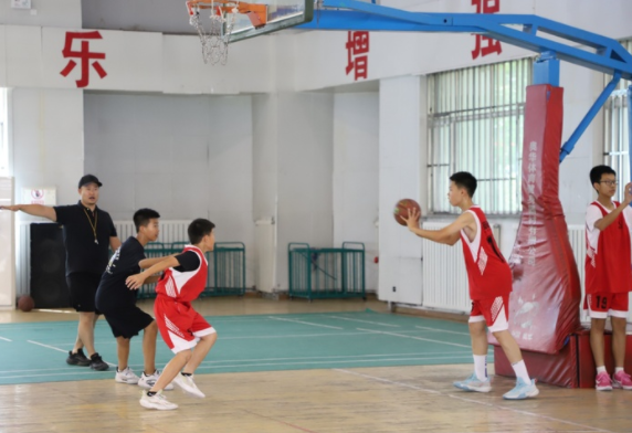 赛场跳动的身影学校操场上练习的孩子一起构成最生动的城市画卷 赛场跳动的身影学校操场上练习的孩子一起构成最生动的城市画卷