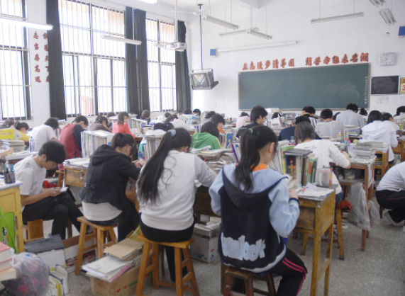 打破传统课堂让老师从讲台前走到了学生后从教师主导到学生主