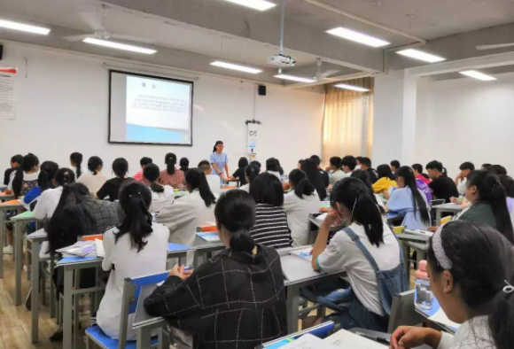 考核点评机制铸造高素质专业化教师队伍为品质建造注入教育动