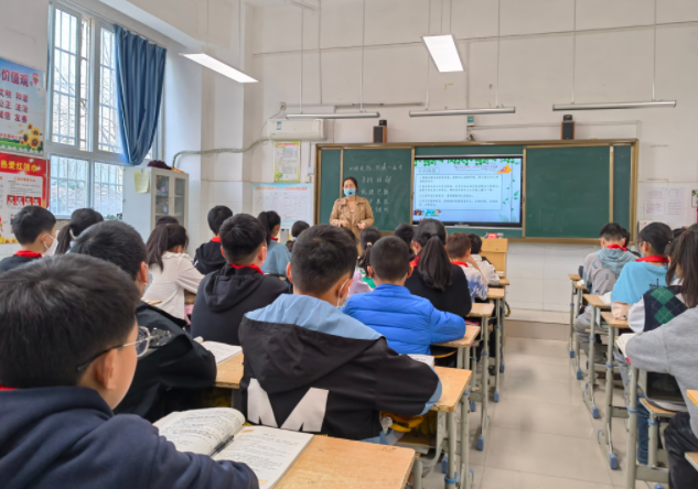 随机听取了语文数学等常态课具体教师教育方法和学生学习状况